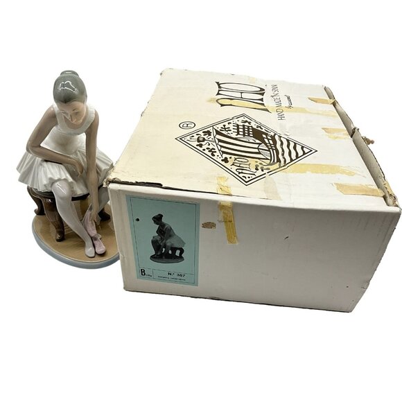 Lladro NAO Figurine Elegant Ballet Ballerina Seated Putting On Slippers No. 387 - Picture 3 of 16